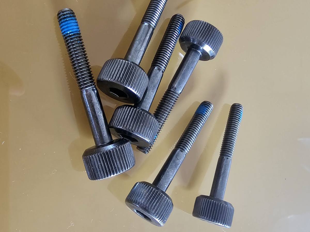 Tornillo de Hombro con Cabeza Moleteada